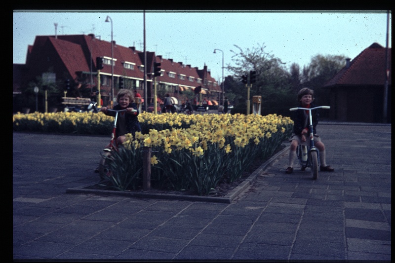 10.Delft apr 1968 Brigitte,Marion.JPG